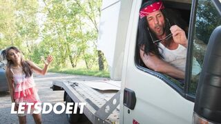 Shrima Malati krijgt een hete traktatie voor haar poesje na een harde neuriën