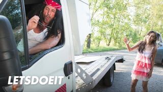 Oekraïense tiener Shrima Malati is uit neuken de reus lul van een monteur