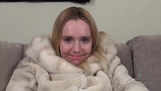 Verbazingwekkende daniella strippen rond met nep lul in haar harige kut