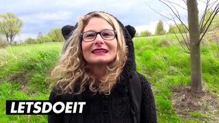 Blonde Izzy Mendosa wild rijdt de reus lul op de achterkant van de auto