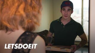 Bedriegen poesje Arian Joy neukt eerst haar vriendje, dan neukt de bezorger haar goed