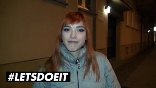 Lulu Gun en Anny Aurora delen een enorme zwarte boom in het wild