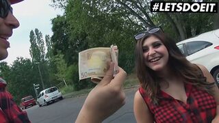 Rondborstig Duitse tiener meisje betaalt voor wilde interraciale auto neuken