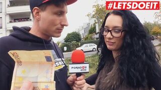 Duitse tiener meisje met een grote kont uit de bus in hete auto neuken