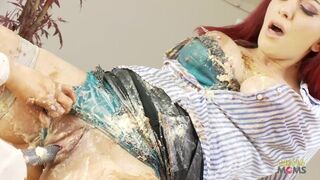 Roodharige vriendin verjaardag lesbische woede met grootborst zwartharige milf