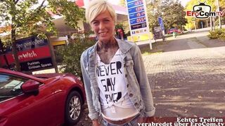Straat neuken bij Duitse benzinestation: pov milf pijpen