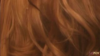 De baas dame toont de plaats van haar ondergeschikte in een stoere lesbische orgie orgie orgie