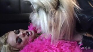 Hot blond lesbisch poesje trillen met vriendin tong en dikke nep lul