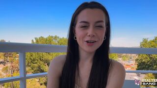 Thin Selena liefde springt op een dikke lul