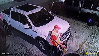 De blonde tiener meisje aan de kant van de weg brutaal geneukt door de ambulance man