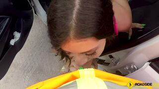 Natalie Brooks' strakke kut wordt geneukt op een openbare weg