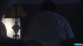 Tiener meisje zuigt en rijdt de staart in bed voor bed