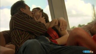 Heet op de bank - stoom neuken de zwartharige milf