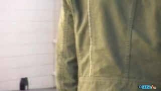 Kleine teef neuken een vreemdeling in een openbaar toilet