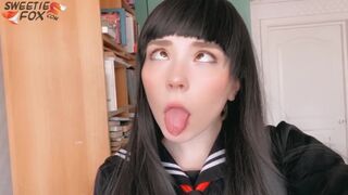 Japans schoolmeisje zuigt haar lul diep en rijdt het wild