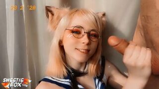 Zoete vos zuigen op de man van de buren en slikken alles in cosplay