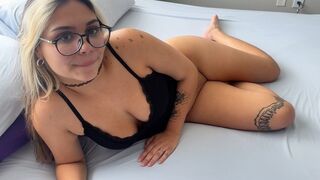 Boze tiener stiefzusters beginnen een familie geld-zoekend bedrijf met Kaia Martin