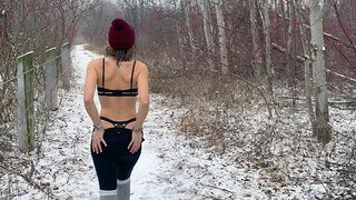 In de sneeuwstorm dubbele creampie voor de vrouw van haar man en vriend publiekelijk