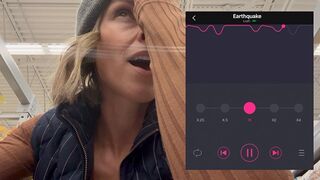 Harde vorm in de supermarkt met luie afstandsbediening vibrators