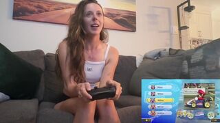 Gestreept mario kart duel met weelderige speelgoed in mijn poesje - banaan vloed in sexy spel