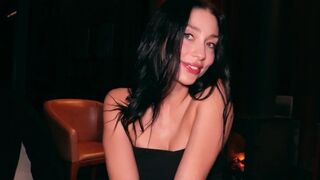 De wijnavond draait om mijn wild liedje als een sexy verloren tienermeisje op mijn deur klopt