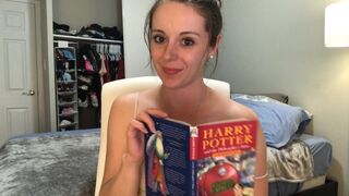 Hysterische Harry Potter lezen zittend op trillende prothesen