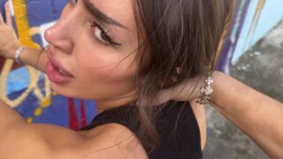 Sisi Rose is zo'n hoer dat ze graag geneukt in het openbaar - teddy tarantino