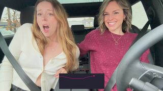 Nadia Foxx en Serenity Cox auto lesbisch neuken luie lullen
