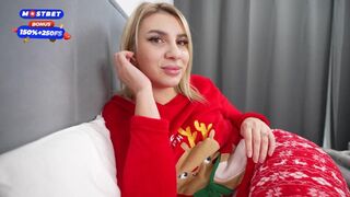 Moeder Mostoha geeft zichzelf aan haar stiefzoon als kerstcadeau
