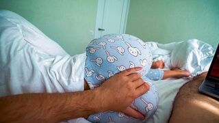 Mostoha zus wakker en helpt haar broer genieten van het kijken naar porno - leuke seks