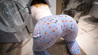Verpleegster Mostoha vast in de wasmachine en krijgt geneukt hard - vol met sprays