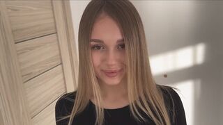 De blonde tiener springt op de boom van haar vriendje