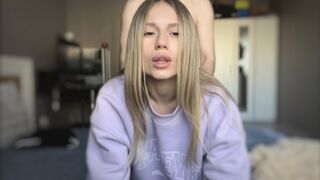 Tiener blonde bom toont zijn lichaam en helpt zijn vriend genieten van het na hete neuken