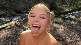 Blonde tiener verleidt in de Canadese wildernis, enorme gezicht aan het einde