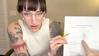 Moeder Mostoha helpt je met je huiswerk voor seksonderwijs
