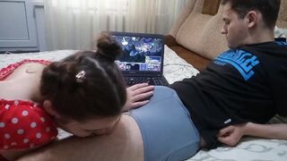 Tiener pijpbeurt op het Warcraft feest