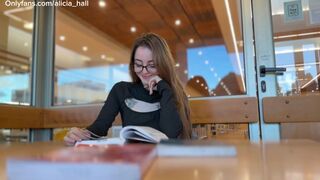 De blonde verleiding van de bibliotheek - wilde pijpen tussen planken