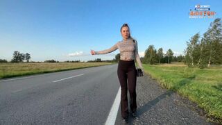 Hete teef in strakke legging toont haar tieten en kont, betaalt seks voor een lift