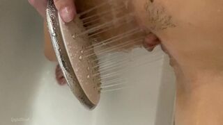 Tiener meisje trillen orgasme met douchekop