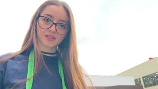 De dochter van het café zuigt mijn ballen in een auto