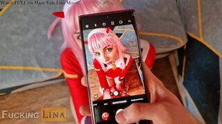 Ze hielp haar cosplay kamergenoot foto's te nemen en neukte haar kleine poesje