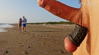 Openbaar strand anaal vingeren en likken van hoer poesje