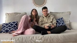 Videospeler wedt op het zuigen van mijn stiefzus
