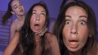 Humble tiener teef duwt haar hersenen in een cervicale-bulging FFM tijdens wild neuken