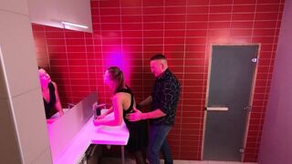 Echte seks in de nachtclub en het is in het openbaar wc