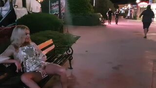 Gek Russisch meisje masturberen en plassen op openbare straat