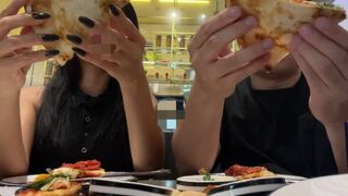 Op een eerste date, ze neukt de Filipijnse tiener en vult haar poesje in bgc