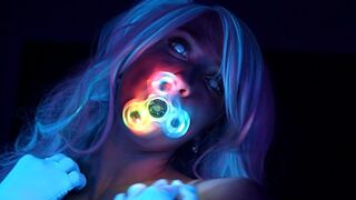 Neon glanzend tiener meisje verleidt je lul met haar perfecte lichaam