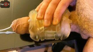 Hot haan wrijven in een flush met wild kreunen en vuile woorden tot grote plezier
