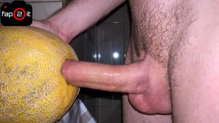 Een kerel met stront op zijn hoofd die kreunt met een sappige meloen naar de creampie